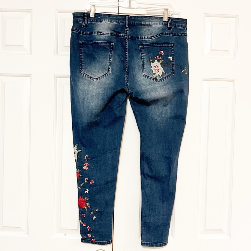 Sandpiper Embroidered Dark Wash Cropped Jeans – Floral – Size 18 - Picture 7 of 15